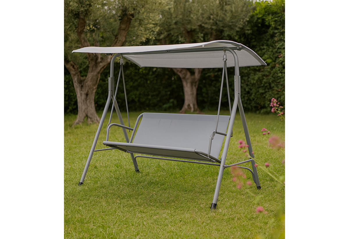 Απεικονίζεται η κούνια σε κήπο.